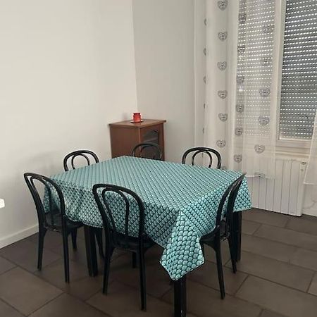 Superbe Appartement Avec Parking Gratuit Vaulx-en-Velin Esterno foto