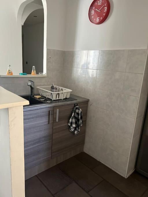 Superbe Appartement Avec Parking Gratuit Vaulx-en-Velin Esterno foto
